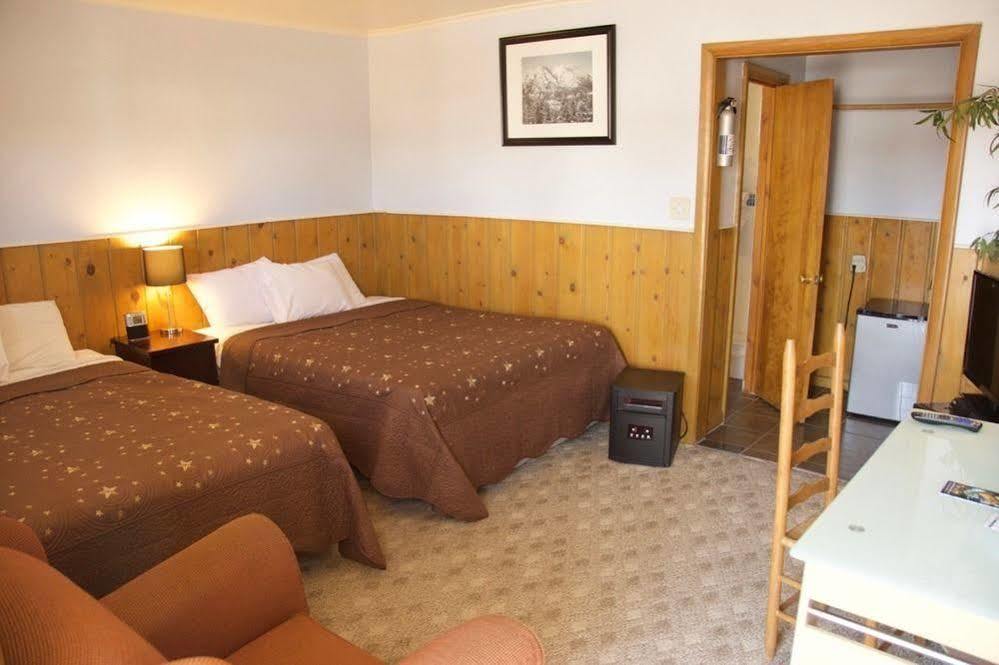 Yellowstone Holiday Motel West Yellowstone Buitenkant foto