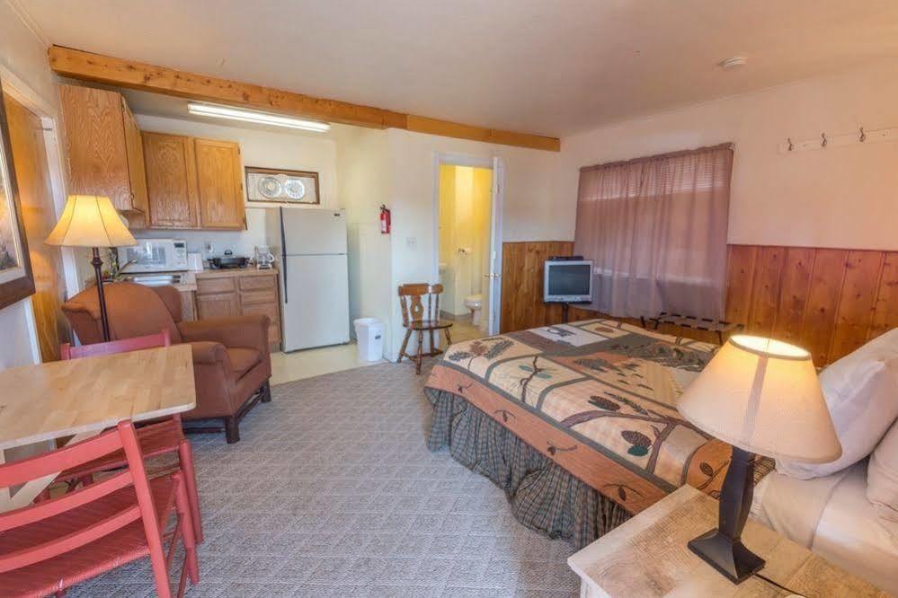 Yellowstone Holiday Motel West Yellowstone Buitenkant foto