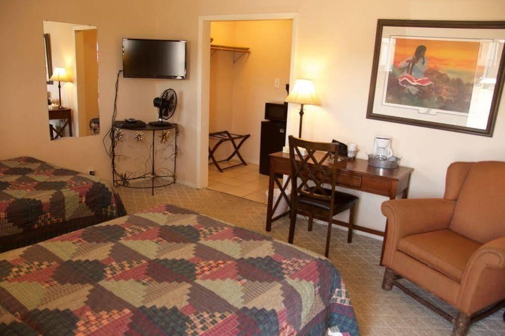Yellowstone Holiday Motel West Yellowstone Buitenkant foto